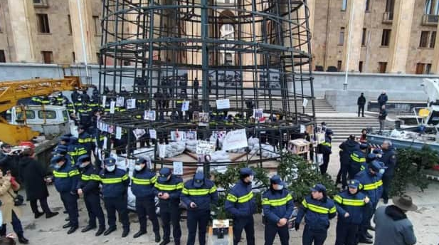 У Тбілісі протестувальники "прикрасили" прапором України владну "йолку"